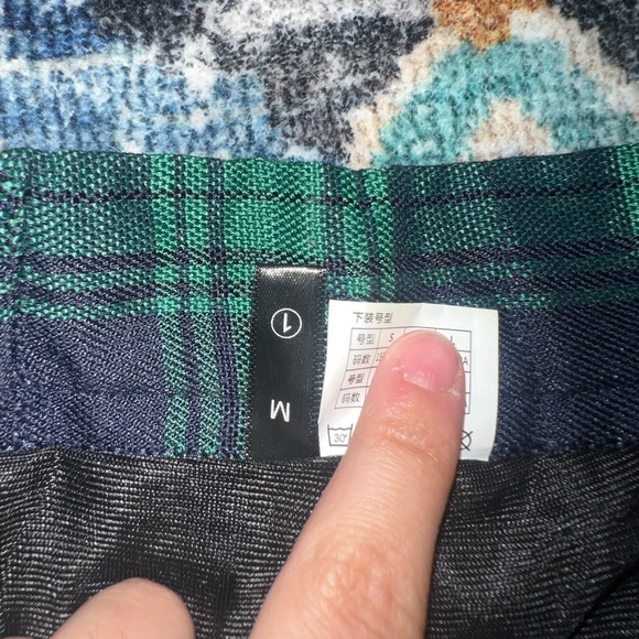 Green and Black pleated skirt - Picture 4 of 4